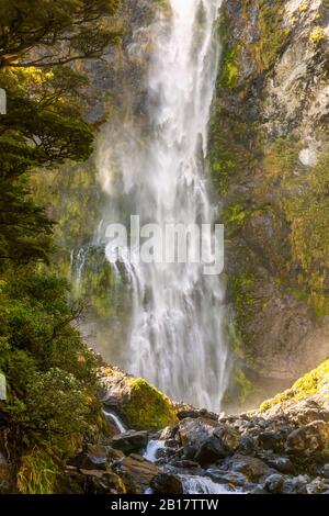 Nuova Zelanda, Selwyn District, Arthurs Pass, fondo della cascata di Devils Punchbowl Foto Stock