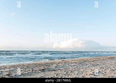 Germania, Meclemburgo-Pomerania occidentale, Prerow, Sky sulla spiaggia costiera sabbiosa in autunno Foto Stock