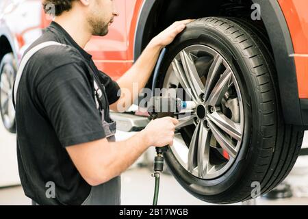 Autofficine in officina cambio pneumatico Foto Stock