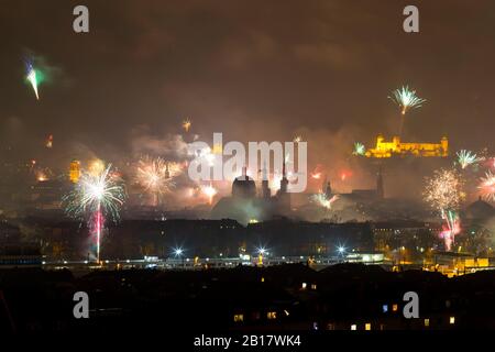 Germania, Wuerzburg, fuochi d'artificio sulla città alla vigilia di Capodanno Foto Stock