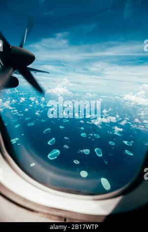 Veduta aerea delle isole Maldive da un aereo Foto Stock