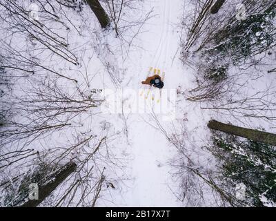 Veduta aerea di coppia con sci nella foresta, Leningrado regione, Russia Foto Stock