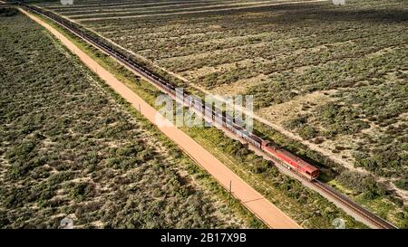 Sud Africa, Capo Occidentale, veduta aerea del treno merci che passa per i campi Foto Stock