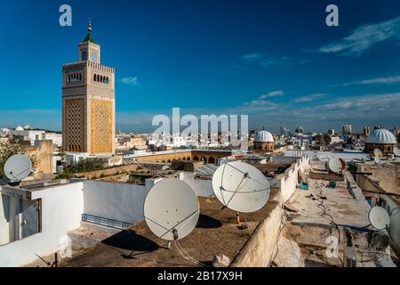 Tunisi, Tunisia - Vista sul tetto presso la moschea di Zaytuna Foto Stock