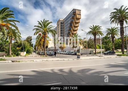 Tunisi, Tunisia - Edificio Abbandonato dell'Hotel Du Lac nel centro di Tunisi Foto Stock