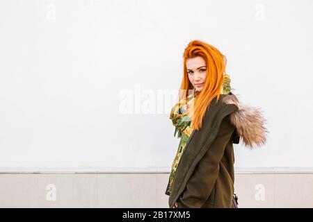 Ritratto di giovane donna con capelli rossi tinti Foto Stock