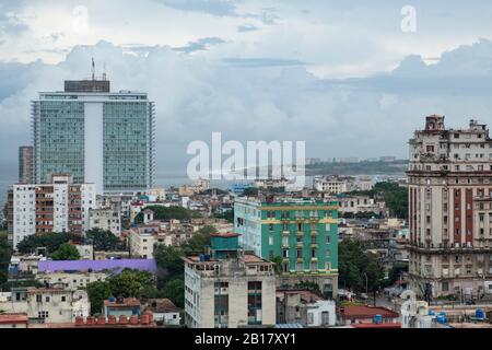 Cuba, Havana, City Downtown con Hotel Tryp Habana Libre sullo sfondo Foto Stock