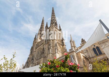 Francia, Gironde, Bordeaux, vista a basso angolo delle guglie della Cattedrale di Bordeaux Foto Stock