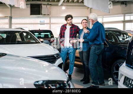 Concessionario auto che mostra le auto da accoppiare nello showroom Foto Stock