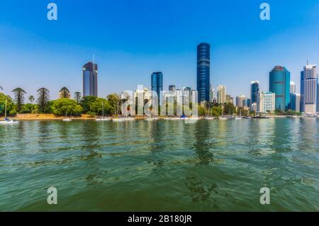 Australia, Brisbane, skyline della città sul fiume Brisbane Foto Stock