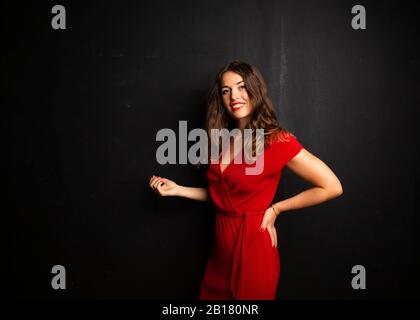 Ritratto di giovane donna con abito rosso Foto Stock