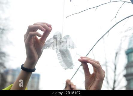 Kiev, Ucraina. 20th Feb, 2020. Una ragazza è in memoria di un angelo degli attivisti di Euro Maidan o degli "Eroi del Cento celeste" uccisi durante le proteste anti-governative del 2014, nel centro di Kiev. Gli ucraini segnano il 6th anniversario della rivoluzione Maidan o della Rivoluzione Euromaidan, in cui sono stati uccisi almeno 100 manifestanti. Credit: Sopa Images Limited/Alamy Live News Foto Stock