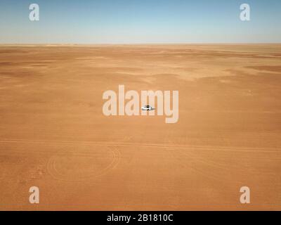 Mauritania, Parco Nazionale Banc dArguin, veduta aerea di auto fuoristrada che attraversa il deserto Foto Stock