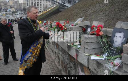 Kiev, Ucraina. 20th Feb, 2020. Un uomo fa fiori in memoria degli attivisti di Euro Maidan o degli "Eroi del Cento celeste" uccisi durante le proteste anti-governative del 2014, nel centro di Kiev. Gli ucraini segnano il 6th anniversario della rivoluzione di Maidan o della rivoluzione di Euromaidan, in cui sono stati uccisi almeno 100 manifestanti. Credit: Sopa Images Limited/Alamy Live News Foto Stock