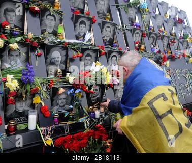 Kiev, Ucraina. 20th Feb, 2020. Un uomo fa fiori in memoria degli attivisti di Euro Maidan o degli "Eroi del Cento celeste" uccisi durante le proteste anti-governative del 2014, nel centro di Kiev. Gli ucraini segnano il 6th anniversario della rivoluzione di Maidan o della rivoluzione di Euromaidan, in cui sono stati uccisi almeno 100 manifestanti. Credit: Sopa Images Limited/Alamy Live News Foto Stock