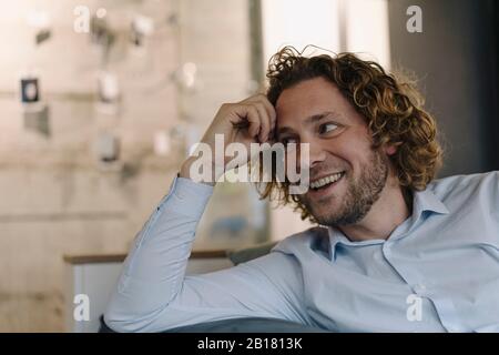 Ritratto di felice uomo d'affari che ha una pausa in ufficio Foto Stock