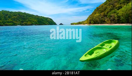 Canoe gialla che galleggia sul mare blu. Isola Di Koh Rok, Krabi, Tailandia. Vacanze estive e concetto di viaggio. Spazio di copia Foto Stock