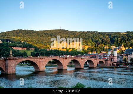 Germania, Baden-Wurttemberg, Heidelberg, Ponte Karl Theodor sul fiume Neckar e il castello Foto Stock