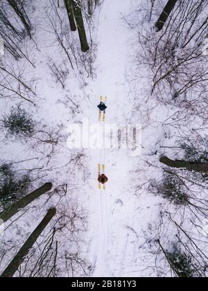 Veduta aerea di coppia con sci nella foresta, Leningrado regione, Russia Foto Stock