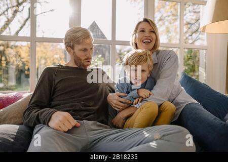 Buona famiglia in sala da sole a casa Foto Stock