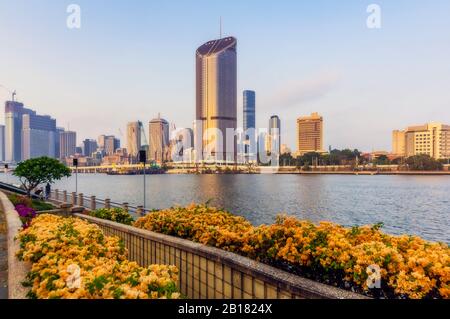 Australia, Brisbane, skyline della città visto sul fiume Brisbane Foto Stock