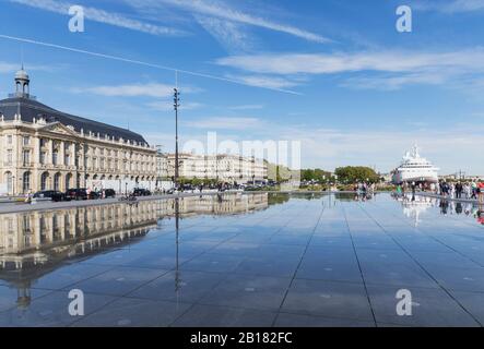 Francia, Gironde, Bordeaux, cielo blu che riflette in Miroir d Eau piscina Foto Stock