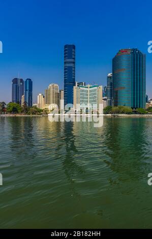 Australia, Brisbane, skyline della città sul fiume Brisbane Foto Stock