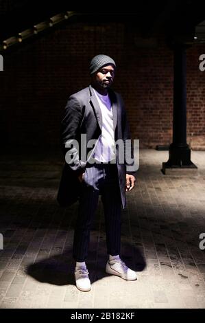 Ritratto di uomo elegante in città di notte Foto Stock