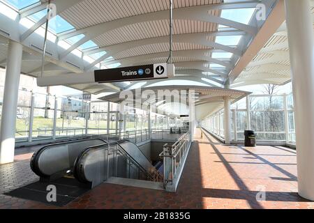 Sopra la piattaforma e la scala mobile per i treni alla stazione della metropolitana nell'area metropolitana di DC Foto Stock