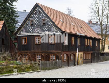 Hinterhermsdorf, Germania. 20th Feb, 2020. A Hinterhermsdorf potrete ammirare una casa Umgebande ristrutturata e restaurata. Le case a graticcio dell'Alto Lusaziano, costruite principalmente a metà del 19th secolo, caratterizzano ancora l'architettura del villaggio nell'alta Lusazia, un'area nel sud-est della repubblica vicino al confine con la Repubblica Ceca. Merito: Matthias Rietschel/dpa-Zentralbild/ZB/dpa/Alamy Live News Foto Stock