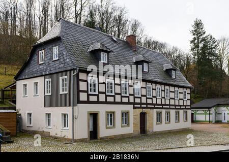 Hinterhermsdorf, Germania. 20th Feb, 2020. A Hinterhermsdorf potrete ammirare una casa Umgebande ristrutturata e restaurata. Le case a graticcio dell'Alto Lusaziano, costruite principalmente a metà del 19th secolo, caratterizzano ancora l'architettura del villaggio nell'alta Lusazia, un'area nel sud-est della repubblica vicino al confine con la Repubblica Ceca. Merito: Matthias Rietschel/dpa-Zentralbild/ZB/dpa/Alamy Live News Foto Stock