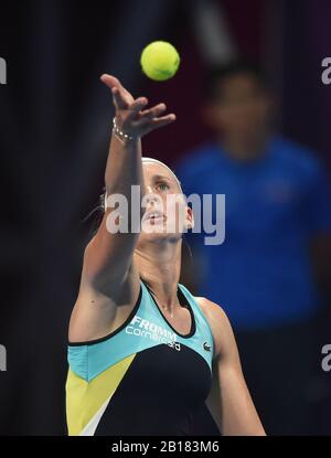 Doha, Qatar. 23rd Feb, 2020. Jil Teichmann della Svizzera serve a Jelena Ostapenko della Lettonia durante la prima partita femminile al 2020 WTA Qatar Open tennis torneo a Doha, Qatar, 23 febbraio 2020. Credito: Nikku/Xinhua/Alamy Live News Foto Stock