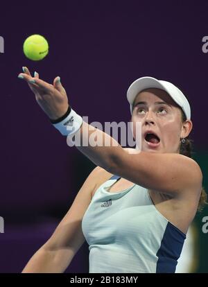 Doha, Qatar. 23rd Feb, 2020. Jelena Ostapenko della Lettonia è presente a Jil Teichmann della Svizzera durante la prima partita femminile al torneo di tennis aperto WTA Qatar nel 2020 a Doha, Qatar, 23 febbraio 2020. Credito: Nikku/Xinhua/Alamy Live News Foto Stock