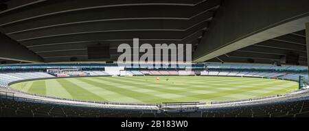 Una vista panoramica dai sedili posteriori di livello inferiore al Melbourne Cricket Ground (MCG) essendo preparato per una partita di cricket test Foto Stock