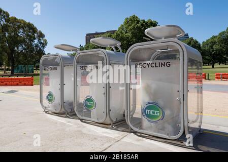 Visita i cestini di riciclaggio con le coperture anti-uccelli al di fuori Del Melbourne Cricket Ground (MCG) a Yarra Park, Melbourne, Victoria, Australia Foto Stock