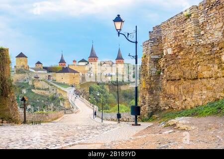 Antico castello medievale della città di Kamenetz-Podilsk, Ucraina, monumenti storici, vista giorno. Spiers del castello. Lanterne forgiate vicino alla vecchia parte storica della città. Sfondo del viaggio. Turismo, tour Foto Stock