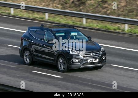 Hyundai Santa Fe Prem se Bdrive Black Car Diesel in auto sulla M6 vicino Preston in Lancashire, Regno Unito. Foto Stock