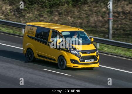 BA AutoFresh Mobile servizi di valeting; 2015 giallo Ford Transit Custom 310 Eco-TE; guida sull'autostrada M6 vicino Preston a Lancashire, Regno Unito Foto Stock