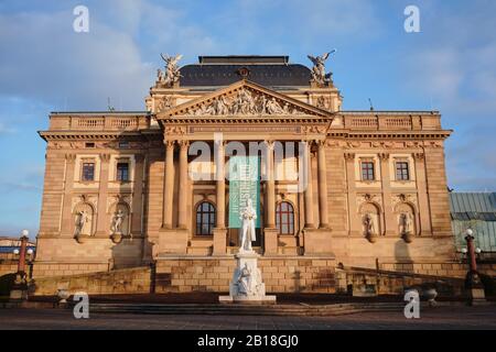 Hessian state Theatre di Wiesbaden Germania con memoriale Schiller. Foto Stock