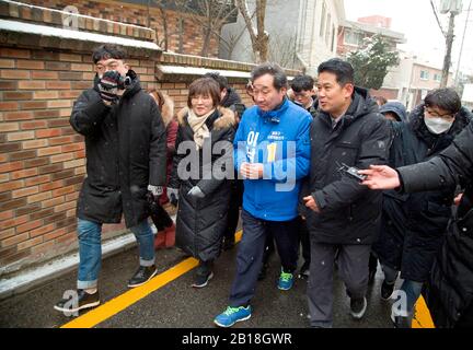 Lee Nak-Yon, 17 febbraio 2020 : Ex primo ministro della Corea del Sud e candidato del partito democratico al potere per le elezioni generali del 15 aprile, Lee Nak-Yon (C) durante la sua campagna nel distretto di Jongno a Seoul, Corea del Sud, mentre i giornalisti lo seguono. Lee correrà a Jongno, una circoscrizione simbolica nella politica coreana dove vengono elette le influenze politiche. Anche Hwang Kyo-Ahn, leader del partito conservatore principale dell’opposizione United Future Party (UFP), è presente nella circoscrizione elettorale. Credito: Lee Jae-Won/Aflo/Alamy Live News Foto Stock