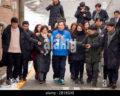 Lee Nak-Yon, 17 febbraio 2020 : Ex primo ministro della Corea del Sud e candidato del partito democratico al potere per le elezioni generali del 15 aprile, Lee Nak-Yon (C) durante la sua campagna nel distretto di Jongno a Seoul, Corea del Sud, mentre i giornalisti lo seguono. Lee correrà a Jongno, una circoscrizione simbolica nella politica coreana dove vengono elette le influenze politiche. Anche Hwang Kyo-Ahn, leader del partito conservatore principale dell’opposizione United Future Party (UFP), è presente nella circoscrizione elettorale. Credito: Lee Jae-Won/Aflo/Alamy Live News Foto Stock