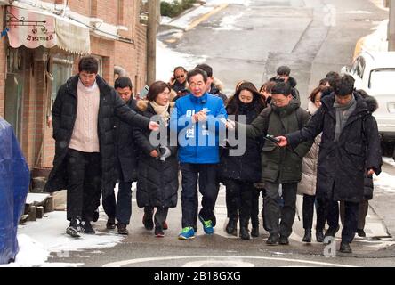 Lee Nak-Yon, 17 febbraio 2020 : Ex primo ministro della Corea del Sud e candidato del partito democratico al potere per le elezioni generali del 15 aprile, Lee Nak-Yon (C) durante la sua campagna nel distretto di Jongno a Seoul, Corea del Sud, mentre i giornalisti lo seguono. Lee correrà a Jongno, una circoscrizione simbolica nella politica coreana dove vengono elette le influenze politiche. Anche Hwang Kyo-Ahn, leader del partito conservatore principale dell’opposizione United Future Party (UFP), è presente nella circoscrizione elettorale. Credito: Lee Jae-Won/Aflo/Alamy Live News Foto Stock