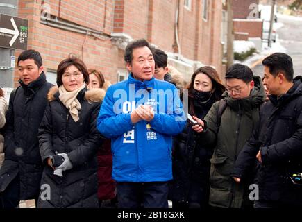 Lee Nak-Yon, 17 febbraio 2020 : Ex primo ministro della Corea del Sud e candidato del partito democratico al potere per le elezioni generali del 15 aprile, Lee Nak-Yon (C) durante la sua campagna nel distretto di Jongno a Seoul, Corea del Sud, mentre i giornalisti lo seguono. Lee correrà a Jongno, una circoscrizione simbolica nella politica coreana dove vengono elette le influenze politiche. Anche Hwang Kyo-Ahn, leader del partito conservatore principale dell’opposizione United Future Party (UFP), è presente nella circoscrizione elettorale. Credito: Lee Jae-Won/Aflo/Alamy Live News Foto Stock