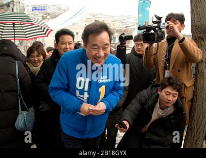 Lee Nak-Yon, 17 febbraio 2020 : Ex primo ministro della Corea del Sud e candidato del partito democratico al potere per le elezioni generali del 15 aprile, Lee Nak-Yon (fronte) durante la sua campagna nel distretto di Jongno a Seoul, Corea del Sud come giornalisti lo seguono. Lee correrà a Jongno, una circoscrizione simbolica nella politica coreana dove vengono elette le influenze politiche. Anche Hwang Kyo-Ahn, leader del partito conservatore principale dell’opposizione United Future Party (UFP), è presente nella circoscrizione elettorale. Credito: Lee Jae-Won/Aflo/Alamy Live News Foto Stock