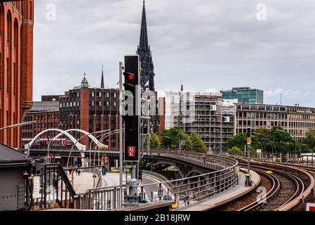 Amburgo, Germania - 4 agosto 2019: Metropolitana (in tedesco: U-Bahn) sul ponte di acciaio contro il paesaggio urbano. Stazione Baumwall U-Bahn Foto Stock