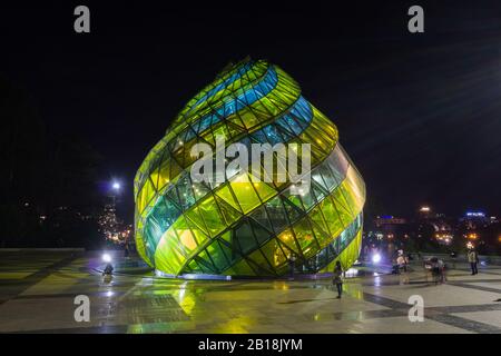 Dalat Glass Pavilion - un edificio di vetro nella forma del bocciolo di fiori di carciofo in piazza Lam Vien nella notte a Dalat. Vietnam, Sud-Est asiatico. Foto Stock