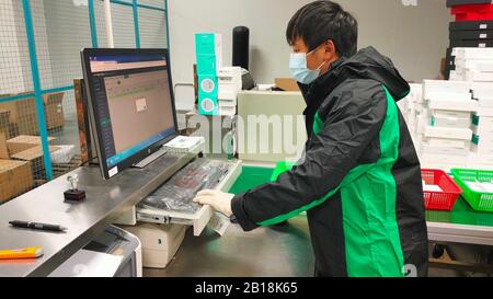 Pechino, Cina. 24th Feb, 2020. Un personale che indossa una maschera lavora alla fabbrica DI OPPO a Dongguan, nella provincia del Guangdong della Cina meridionale, 13 febbraio 2020. PER ANDARE CON XINHUA TITOLI DI FEB. 24, 2020 Credit: Xinhua/Alamy Live News Foto Stock