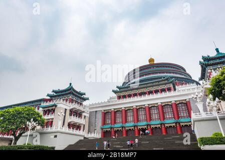 Chongqing, Cina - 14 giugno 2018 : Renmin Dalitang - la grande sala Della Gente - in piazza della gente in una giornata torbida Foto Stock