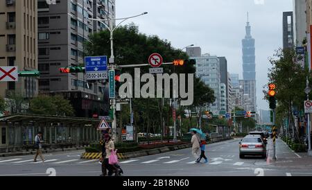 Taipei, TAIWAN - 07 dicembre 2019: Xinyi Road, Taipei, in una giornata cupa, con l'edificio Taipei 101 visibile sullo sfondo. Foto Stock