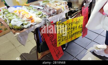 Taipei, TAIWAN - 07 dicembre 2019: Un venditore di strada mobile che vende torte al vapore e mochi sulla strada di Taipei. Foto Stock